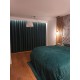 Przytulna sypialnia z zielonymi zasłonami i kwiatową fototapetą 