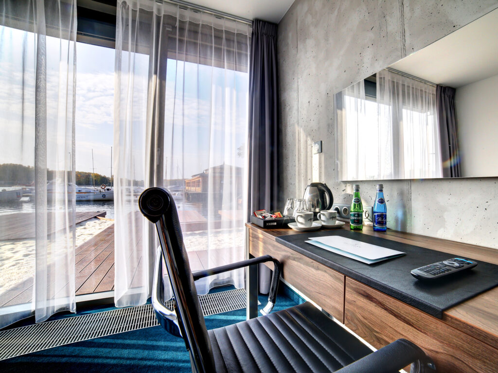 firany hotelowe w pokoju hotelowym Przystań w Olsztynie