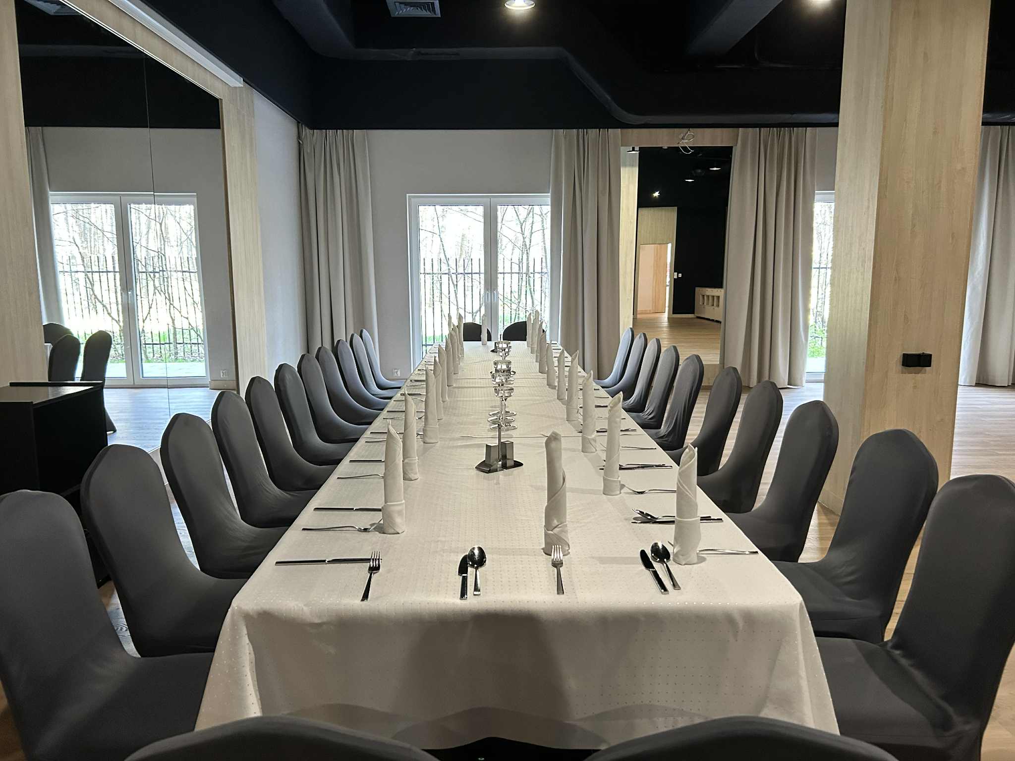zasłony sala restauracyjna w hotelu