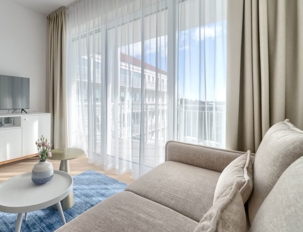 beżowe zasłony w salonie, w apartamencie