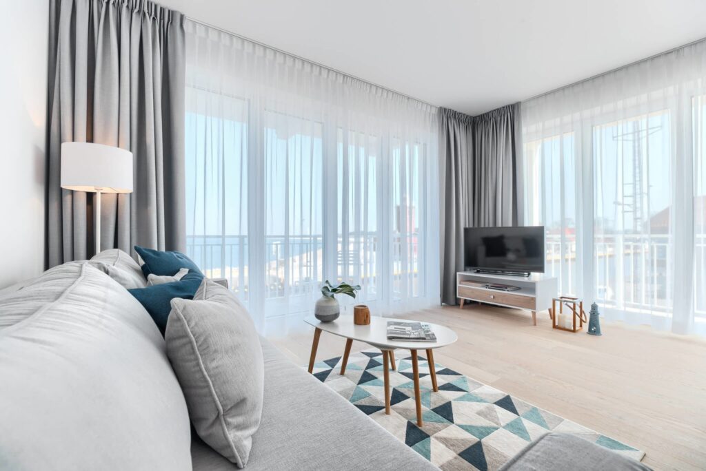 nowoczesne zasłony w apartamecie