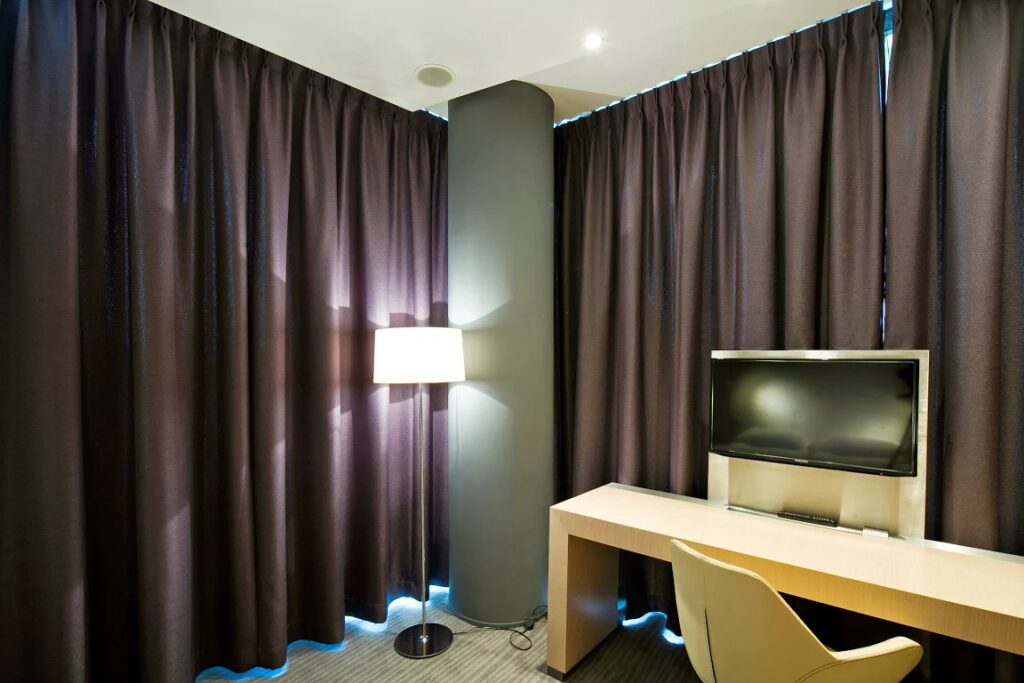 zasłony hotelowe zaciemniające