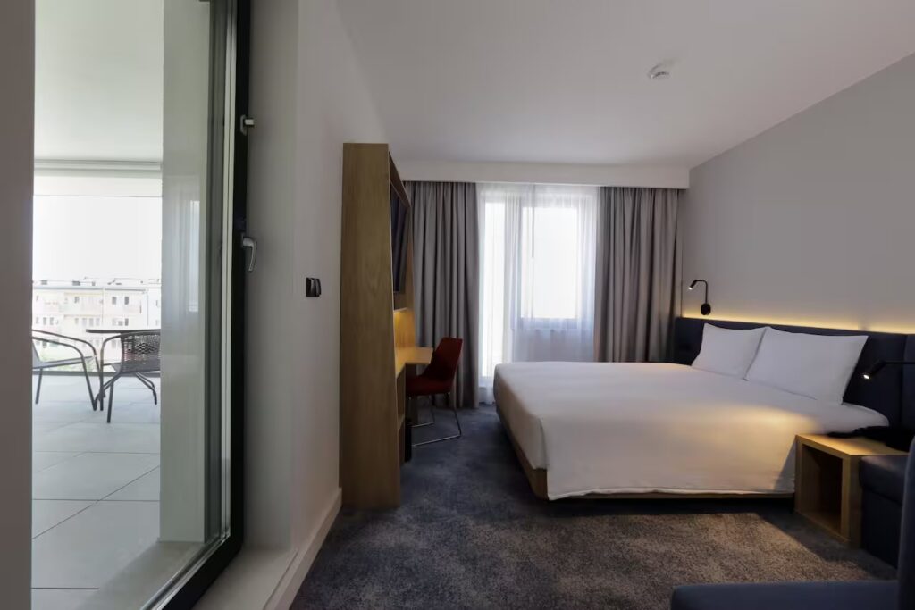 zasłony zaciemniające w hotelu sieciowym Hilton